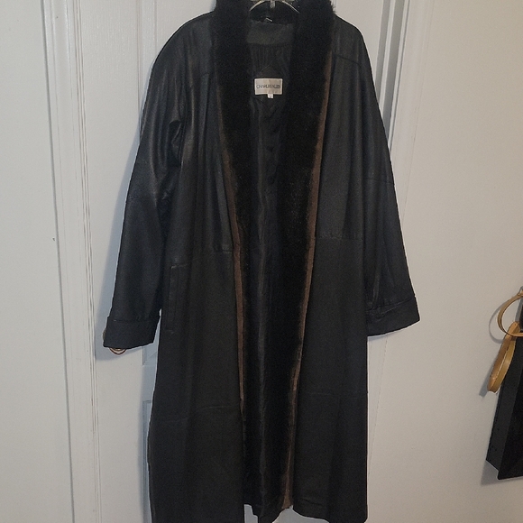 Elegant Black Trench Coat with Fur Trim